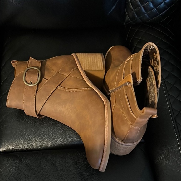 b.o.c. Brown Ankle Boots with Western Silhouette - Picture 5 of 6